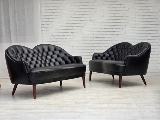 Skandinavisches Sofa aus den 1960er Jahren, bezogen mit schwarzem Möbelleder. – 2 Sitzer Sofas, Wood (photo 2 of 18)