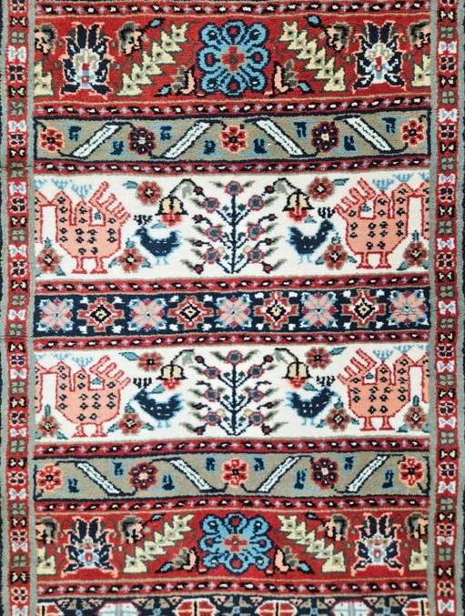 Handgeknüpfter, fröhlicher orientalischer Wollteppich mit Blumen- und Tiermotiven, Tunesien, 90 x 155 cm