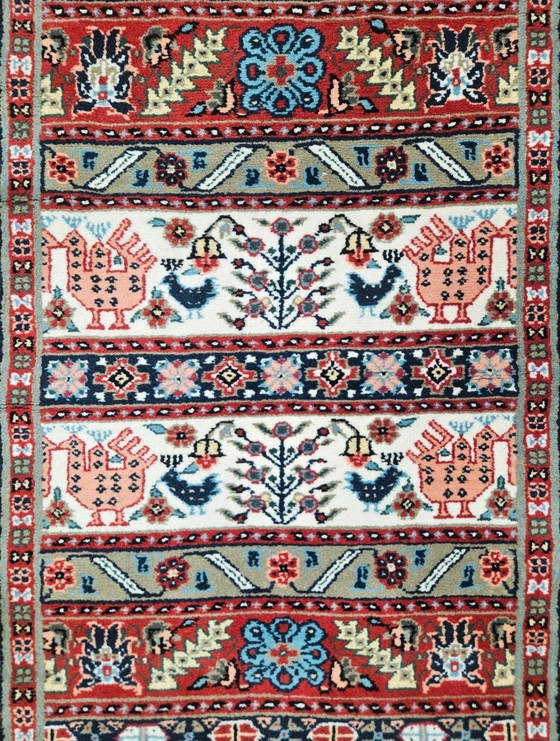 Image 1 of Allegro tappeto orientale in lana annodato a mano con motivi floreali e animali, Tunisia, 90x155 cm.