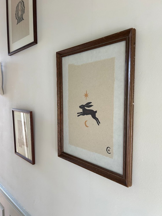 Image 1 of Illustrazione originale dipinta a mano di una lepre con luna e stella in cornice di legno vintage | Decorazione murale unica