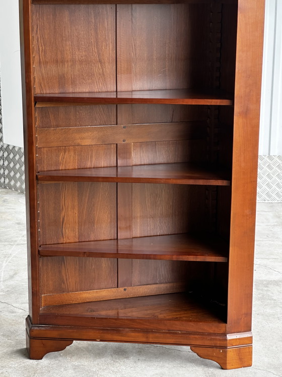 Image 1 of Libreria angolare in legno massello di ciliegio - manifattura del XX secolo