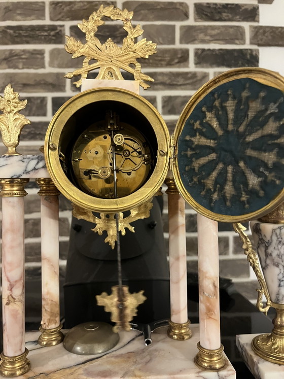 French Pendulum Clock Set of Pink Onyx and Gilded Bronze – 3-Piece – France, ca. 1900 – Marble (photo 3 of 13)