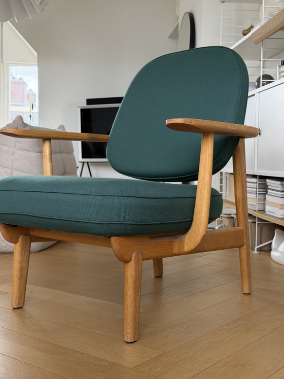 Image 1 of Fritz Hansen Fri™ Lounge Chair van Jaime Hayon – Eiken & Groene Bekleding (2019)