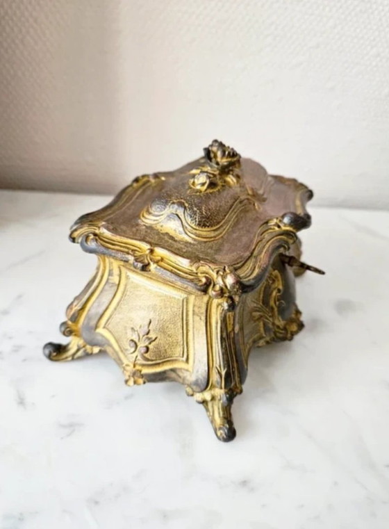 Image 1 of Ancien coffret à bijoux style Rocaille en bronze ou métal d'art doré époque Napoléon III boîte de coiffeuse de collection style 