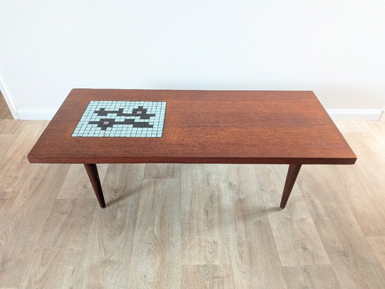 Table basse en teck de style moderne du milieu du siècle avec incrustation de mosaïque (attribuée à Wébé) (photo 2 of 13)