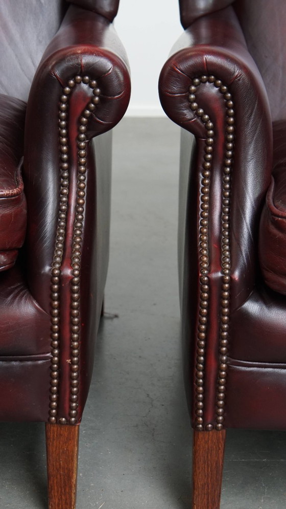 Image 1 of 2x Bordeauxrode rundleren oorfauteuils in Engelse stijl