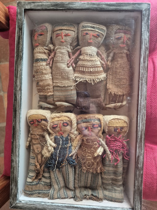 Gran cuadro de 8 muñecas antiguas de Chancay (15 cm) - Perú - En vitrina