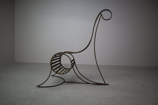 Ensemble de trois chaises sculpturales en fer, dans le style d'André Dubreuil