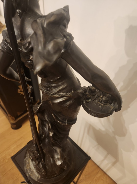 Image 1 of Grote Monumentale Bronzen Lamp / Vloerlamp naar L. & F. Moreau - "Vrouw met lier" met Tiffany-stijl glaskap - 100 cm - 15,5 kg