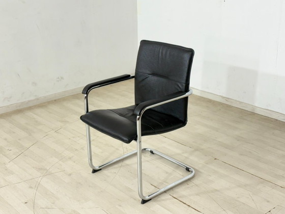 Image 1 of Elegante designfauteuil met cantilever-constructie in zwart leer.