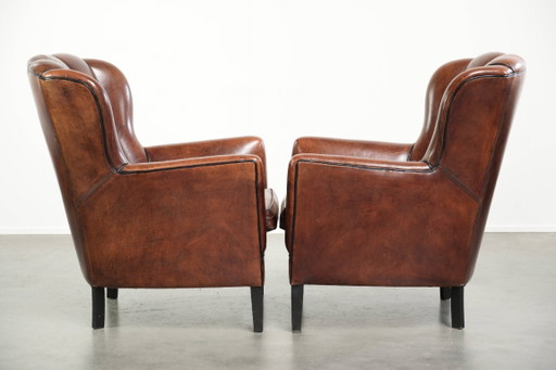 2 fauteuils en peau de mouton au design unique, avec passepoil noir et couleurs profondes. – Leather (photo 2 of 20)