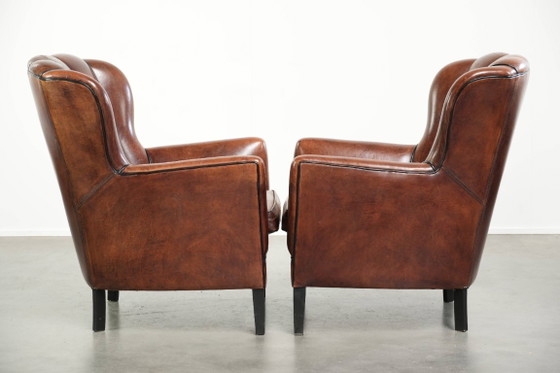 2 fauteuils en peau de mouton au design unique, avec passepoil noir et couleurs profondes. – Leather (photo 2 of 20)
