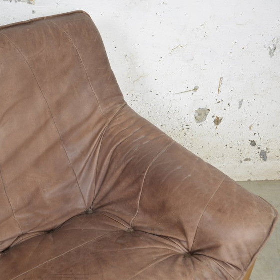 Image 1 of Sofá de cuero con estructura de madera.