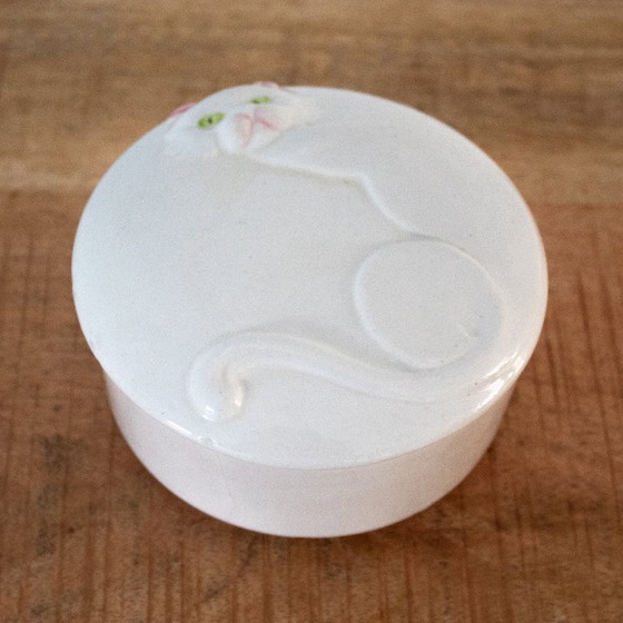 Image 1 of Boîte vintage en porcelaine blanche avec un chat sur le couvercle