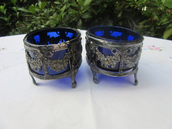 Par de saleros antiguos plateados con inserciones azul cobalto (adjuntos) – Accesorios de mesa, Glass, Metal (photo 9 of 11)