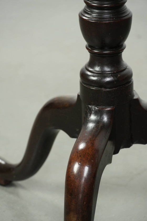 Image 1 of Charmante antieke Engelse ronde bijzet/ wijntafel uit eind 18e/ begin 19e eeuw met een prachtige diep en warm patina