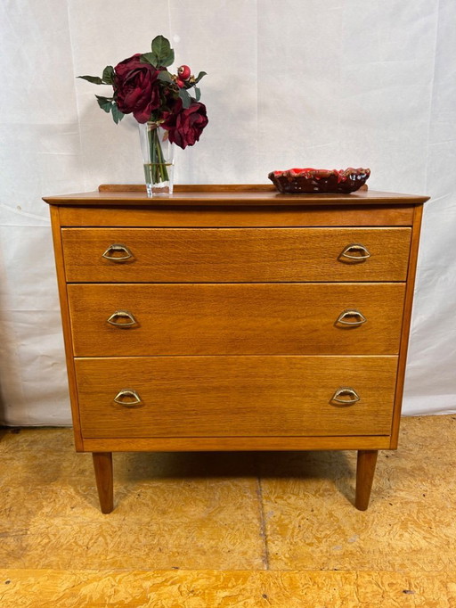 Mid-Century Retro Vintage Oak Chest of Drawers by Lebus – 1960s  Stylish, Functional & Full of Character  This elegant mid-centu
