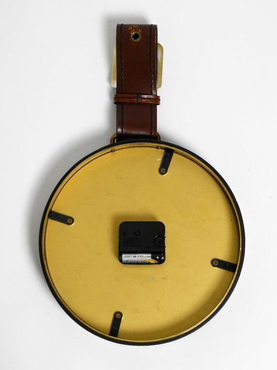 Image 1 of Orologio da parete Junghans originale degli anni '60 in ottone con cinturino in vera pelle.