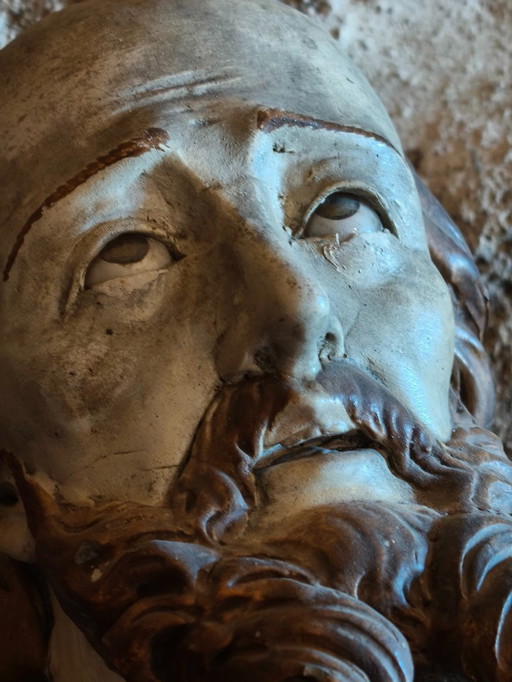 Escultura antigua de busto de santo de terracota