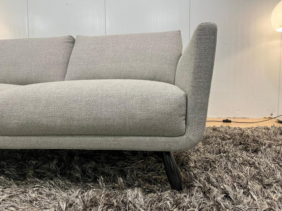 Image 1 of NEUZUSTAND Design auf Lager Byen 2,5-Sitzer Hellgrau