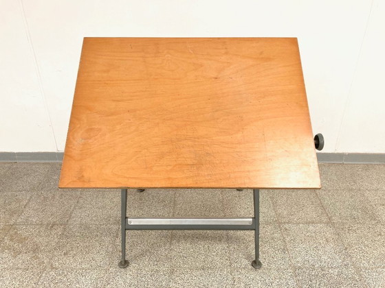 Image 1 of Mesa de dibujo «Reply» de Friso Kramer/Wim Rietveld con silla de arquitecto.