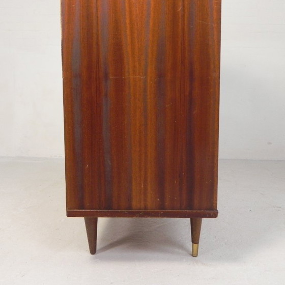 Image 1 of Vitrina de estilo futurista con puertas correderas de cristal, Bélgica, década de 1960.