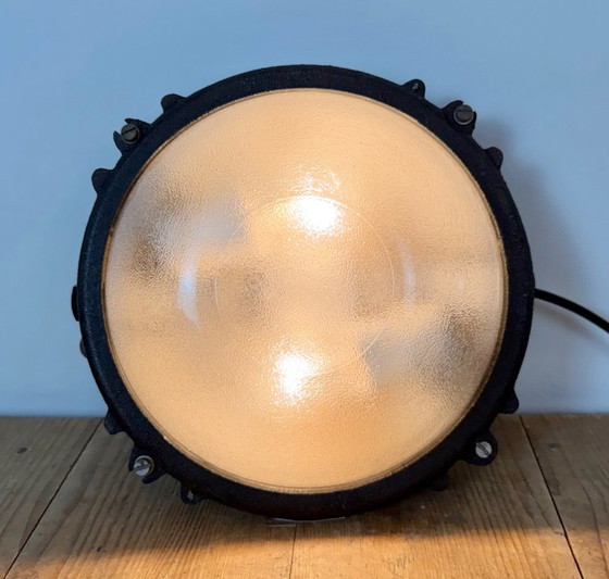 Zwarte industriële gietijzeren wand- of plafondlamp van Elektrosvit, jaren 60. – Wandlampen, Glass (photo 12 of 14)