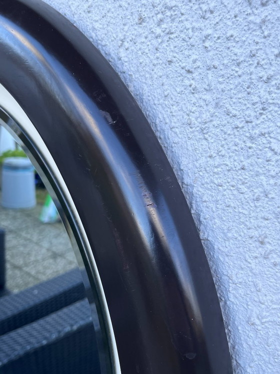 Image 1 of Specchio rotondo vintage in resina marrone – design modernista degli anni '70