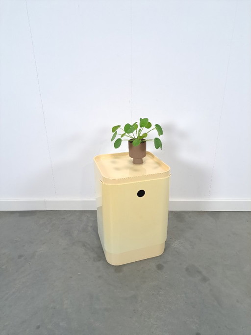 Cestino portaoggetti in plastica di design, portabiancheria Kartell, Anna Castelli Italia