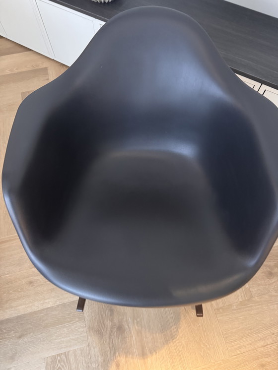 Image 1 of Vitra rar schommelstoel zwart met zwart onderstel et esdoorn walnoot hout onderstel