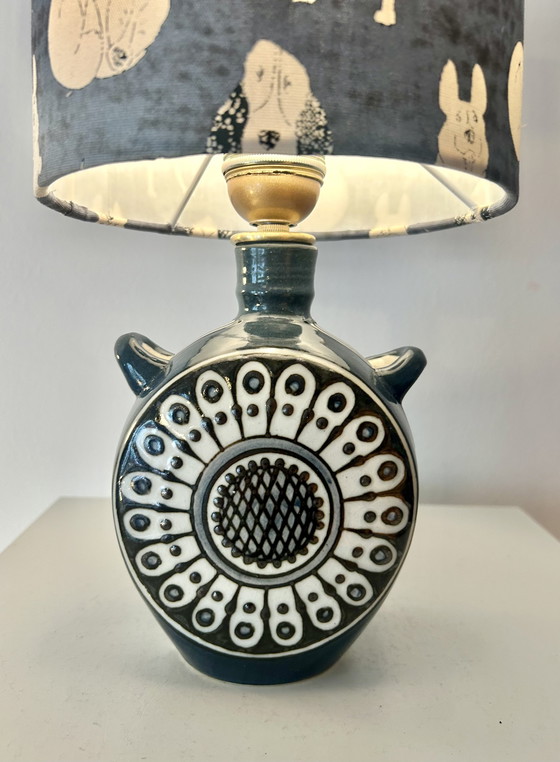 Image 1 of Une lampe de table sans fil très charmante, fabriquée à partir d'un vase en faïence des années 1950/60.