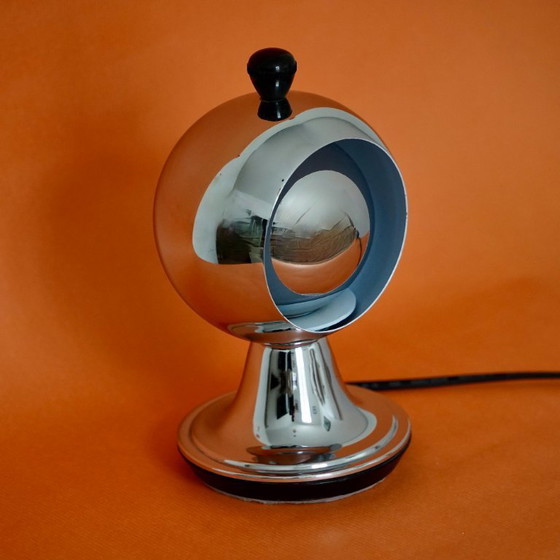 Image 1 of Chromen bolvormige "Eclipse" tafellamp – geïnspireerd op het iconische Space Age-design uit de jaren 60.