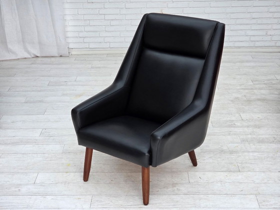 Image 1 of Deense fauteuil met hoge rugleuning uit de jaren 70, zwart kunstleer, poten van teakhout.