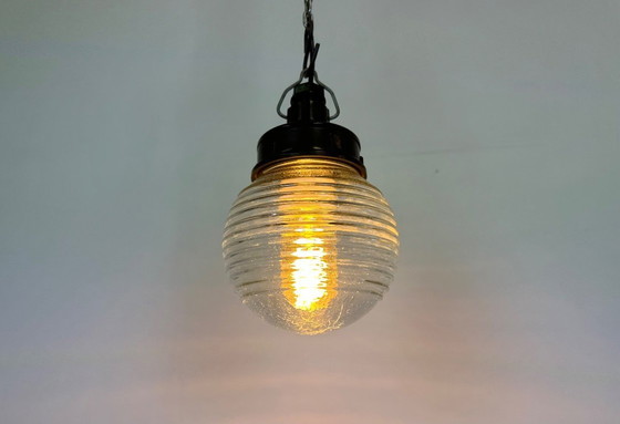 Image 1 of Lampada a sospensione industriale in bachelite con vetro rigato, anni '70