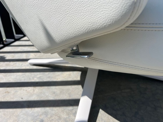 Image 1 of Vitra Grand repos met ottoman