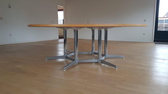 Image 1 of Grote ronde vergadertafel met 'segmented' poot