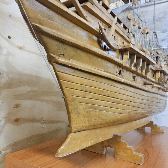 Image 1 of Unieke V.O.C modelschip uit boomstam (volledig handgemaakt) (17e Eeuwse spiegelretourschip)