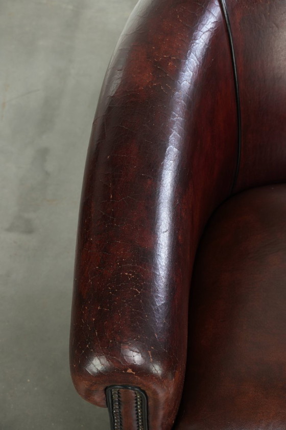 Stoere vintage schapenleren clubfauteuil met mooie kleuren en een luxe afwerking met siernagels en zwarte (photo 7 of 12)