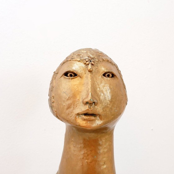 Image 1 of Tête de femme en terre cuite dorée 