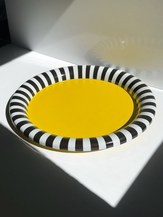 Image 1 of Bandeja redonda metálica posmoderna amarilla Memphis Milano años 90