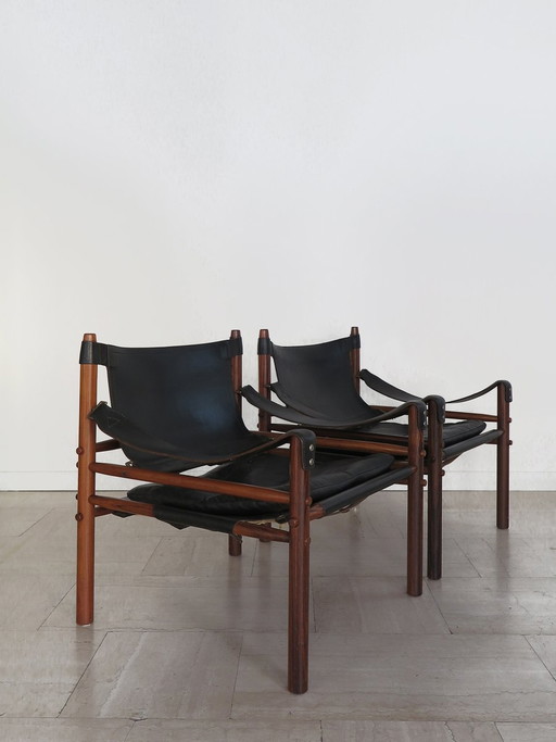 Fauteuils en cuir noir et bois par Arne Norell, Suède, années 60, lot de 2