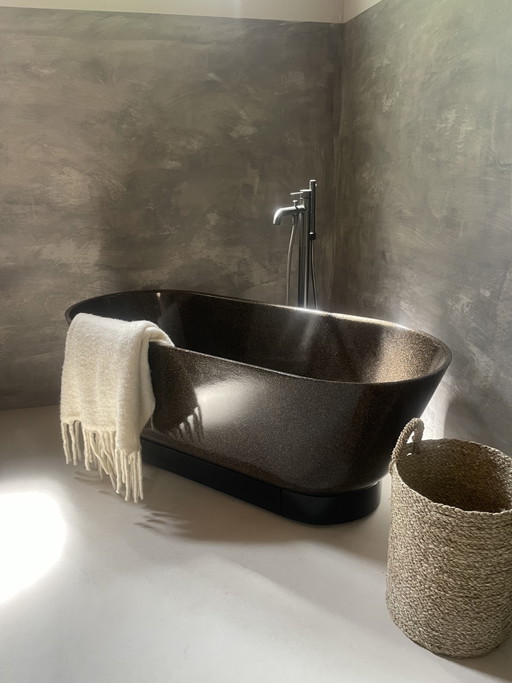 Bañera de diseño Woodio. Madera compuesta marrón oscuro.