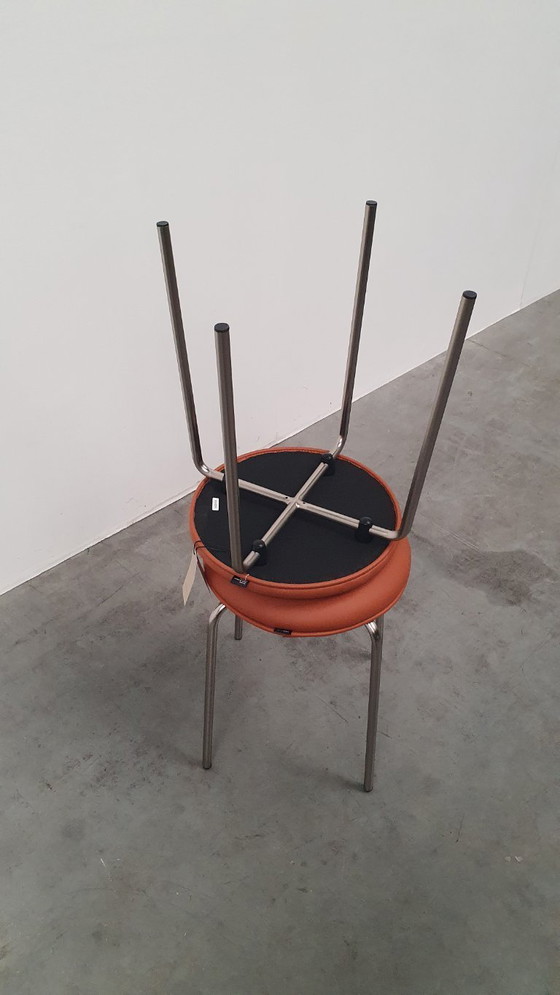 Image 1 of 2 taburetes apilables de bar Hübsch Design en color coñac/níquel marrón