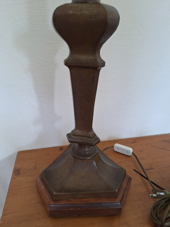 Image 1 of Lampada da tavolo vintage in ottone massiccio con base in legno