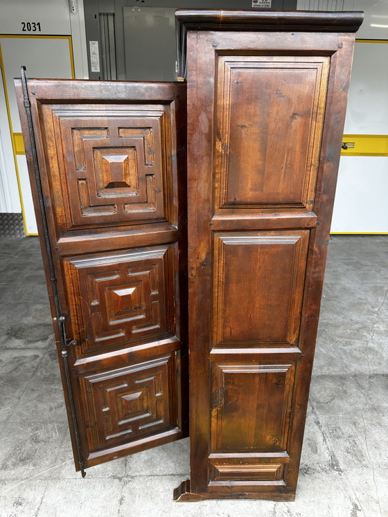 Image 1 of Antiker Kleiderschrank/Schrank im spanischen Stil aus Massivholz mit geschnitzten Paneelen