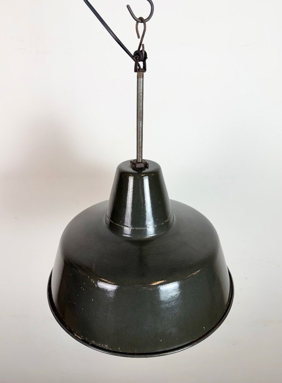 Image 1 of Industriële zwarte emaille fabriekslamp met ijzeren bovenkant, jaren 1950