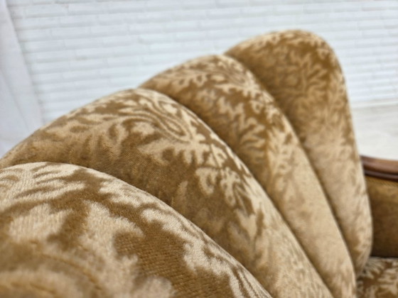 Image 1 of Deense relaxfauteuil uit de jaren 50, bekleed met velours en gesneden eikenhout.