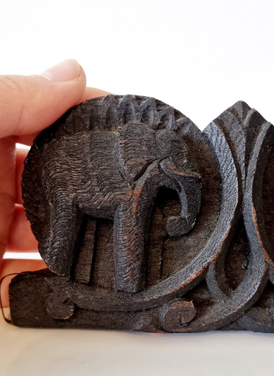 Image 1 of Antica bilancia in legno di teak intagliato.