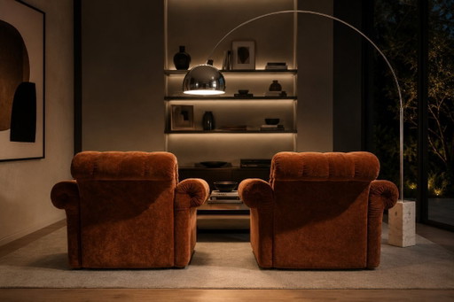 Een paar fauteuils uit de jaren 70 in Space Age-stijl, bekleed met bruin fluweel.