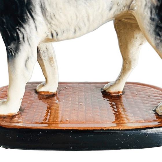 Image 1 of Sculpture vintage en céramique représentant un chien de chasse, sur un piédestal, années 1960.